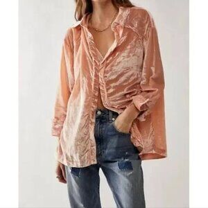 FREE PEOPLE We The Free Marianne Crushed Velvet Shirt in Sun Blush Pink
